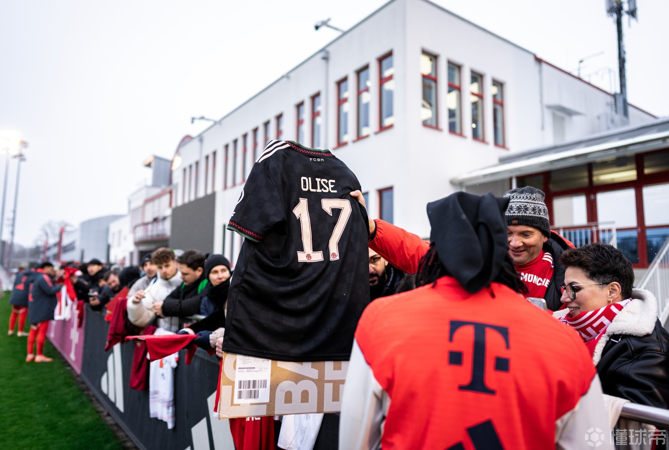 拜仁官方：3月30日一线队将在塞本纳大街举行公开训练