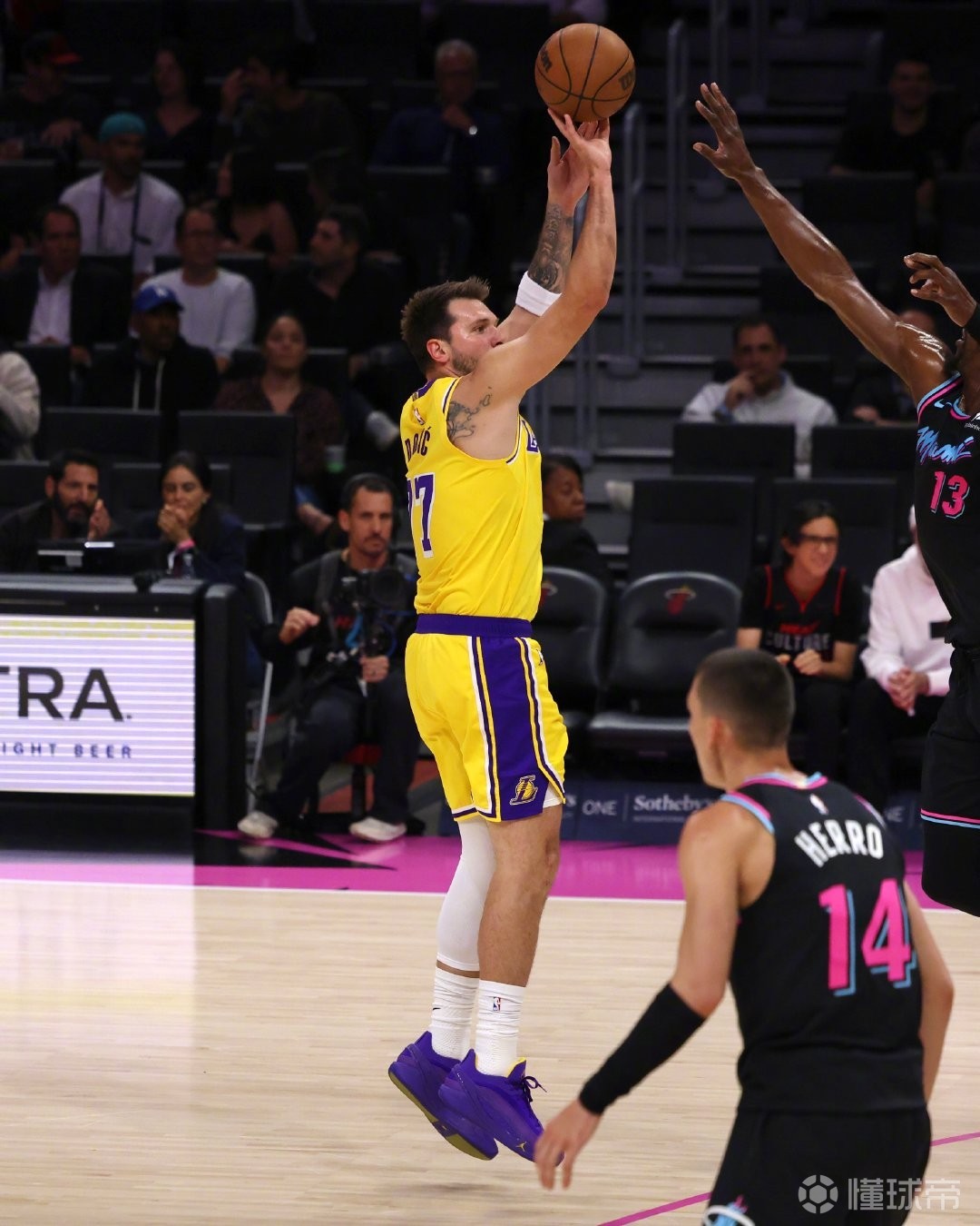 东契奇单赛季三分命中数来到229记，超拉塞尔独享队史第一