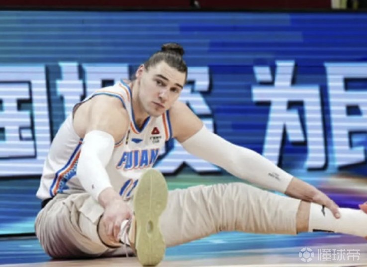 记者：山东新外援斯蒂尔周五与球队会合，并将开始随队训练