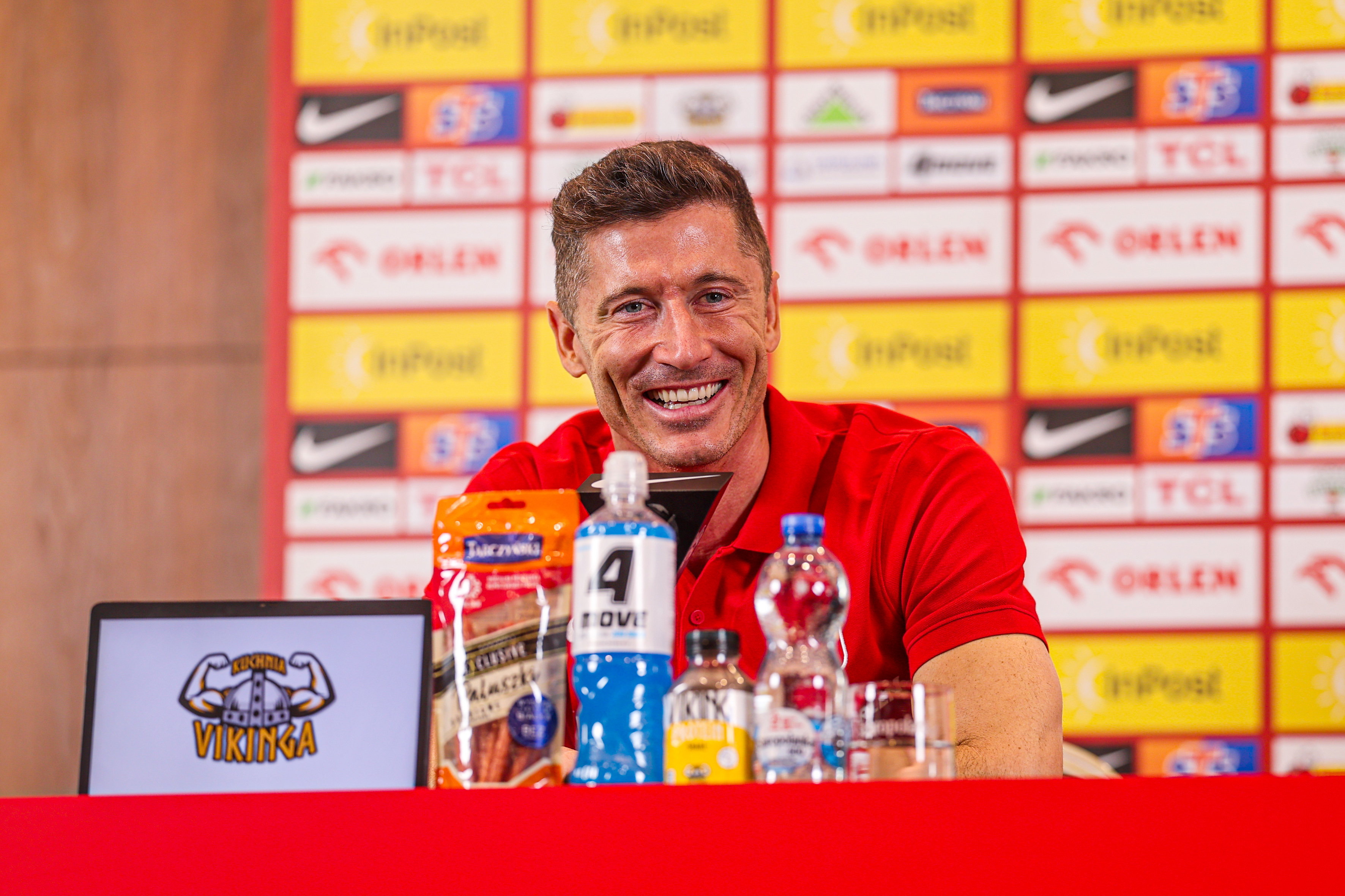 莱万：还会佩戴面具两周；尚未决定在巴萨和波兰的未来