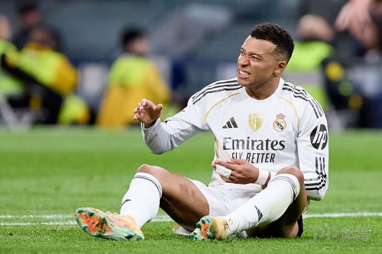 跟队记者：姆巴佩左膝受伤 皇马一开始却检查右膝