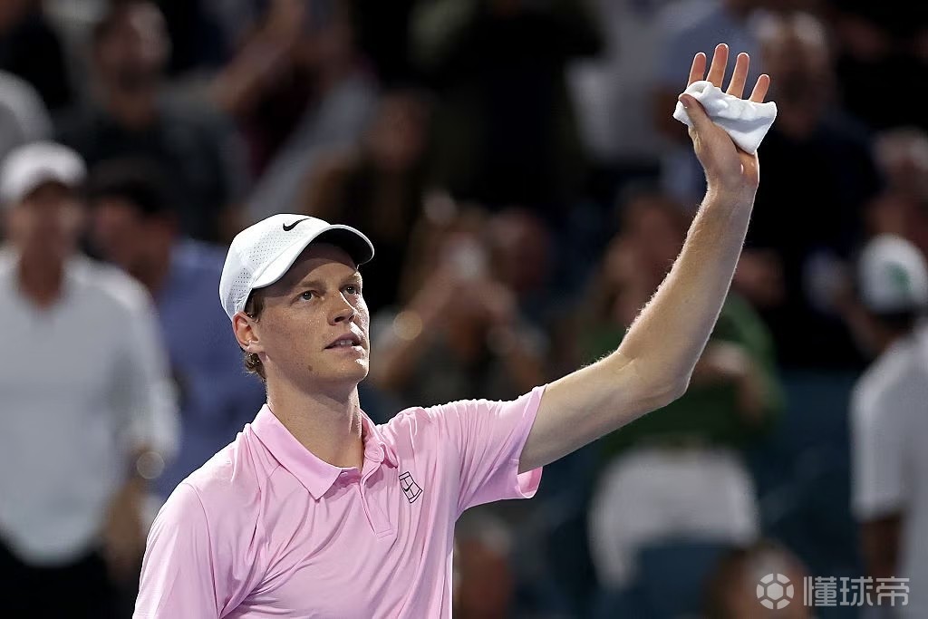 化解发球胜盘局+抢七取胜，辛纳晋级迈阿密大师赛八强