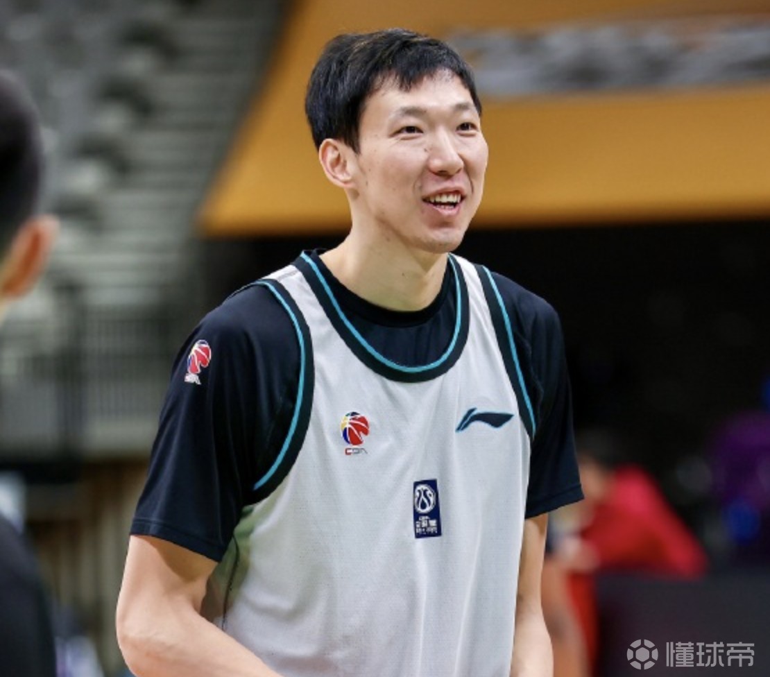 职业球员？周琦8次罚球全失+三分绝杀不中，全场得16分6篮板