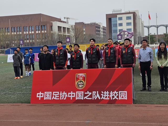 U23国足代表走进校园互动，有小球迷因见到于大宝激动落泪