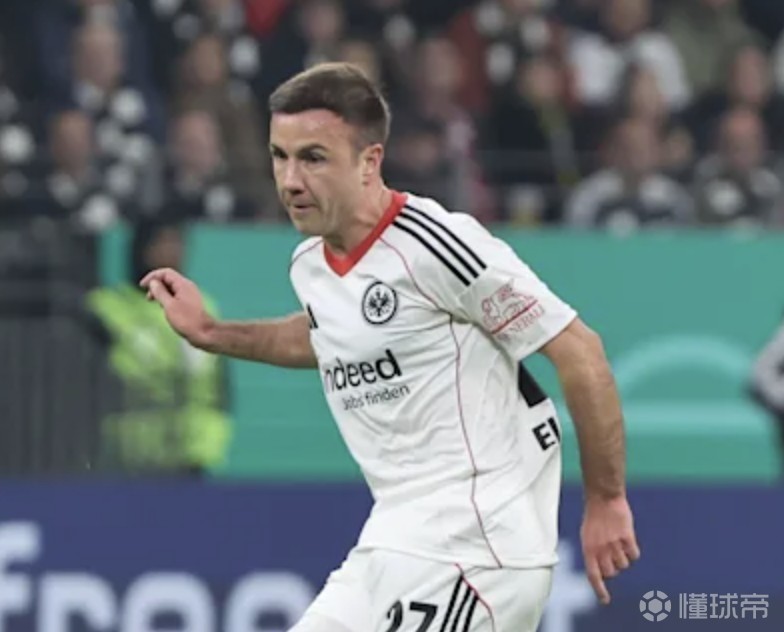 重要名片，踢球者：法鹰将与格策续约一年，带续约至28年选项