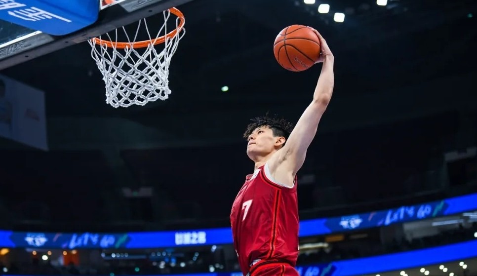 记者：曾凡博国家队集训时膝部积水，北京希望他痊愈后再出战